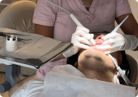 odontologo realizando limpieza dental